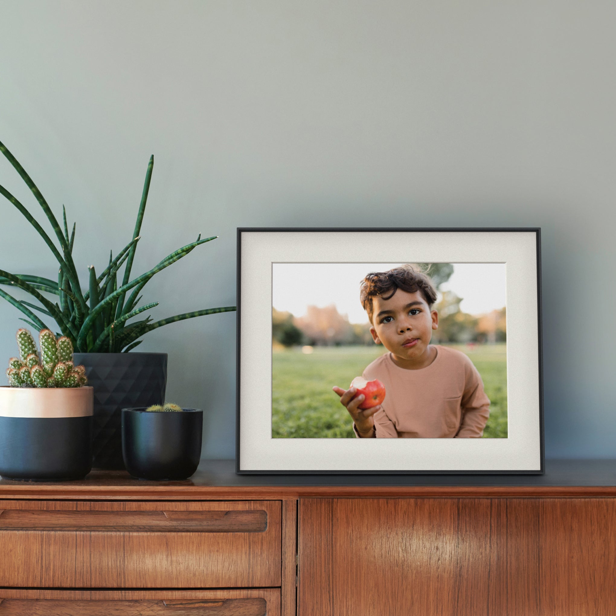 Aura Walden 15" Digital Picture Frame with App Control - Black