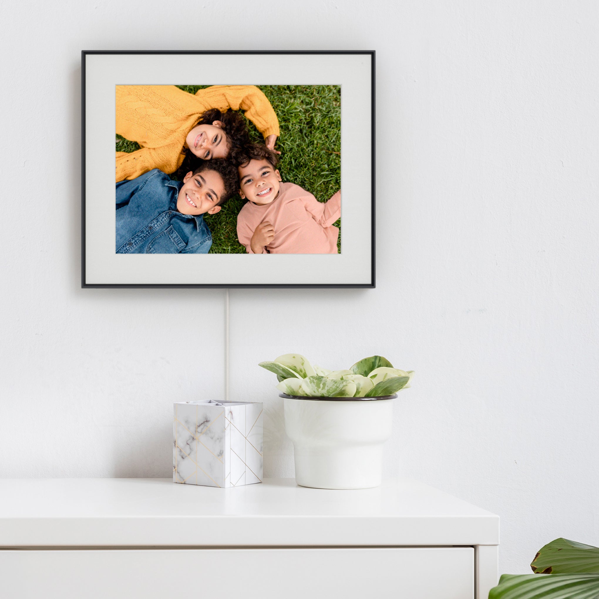 Aura Walden 15" Digital Picture Frame with App Control - Black