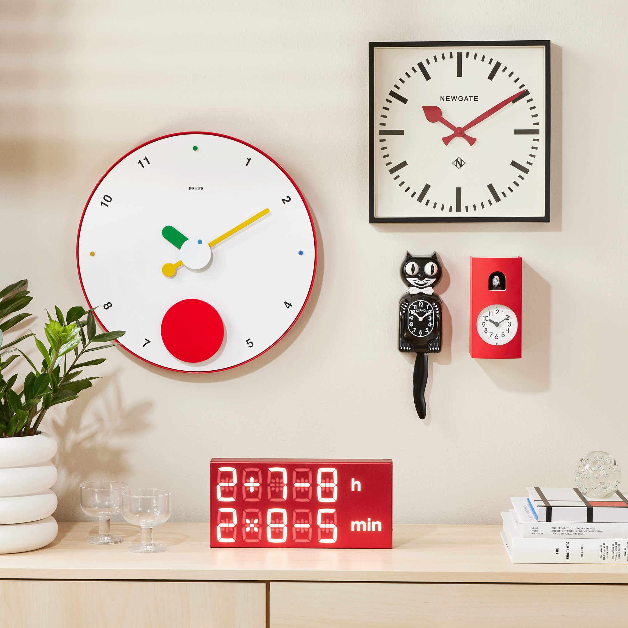 Vintage Swiss Railway Wall Clock – Silent Sweep Movement, Red Hands