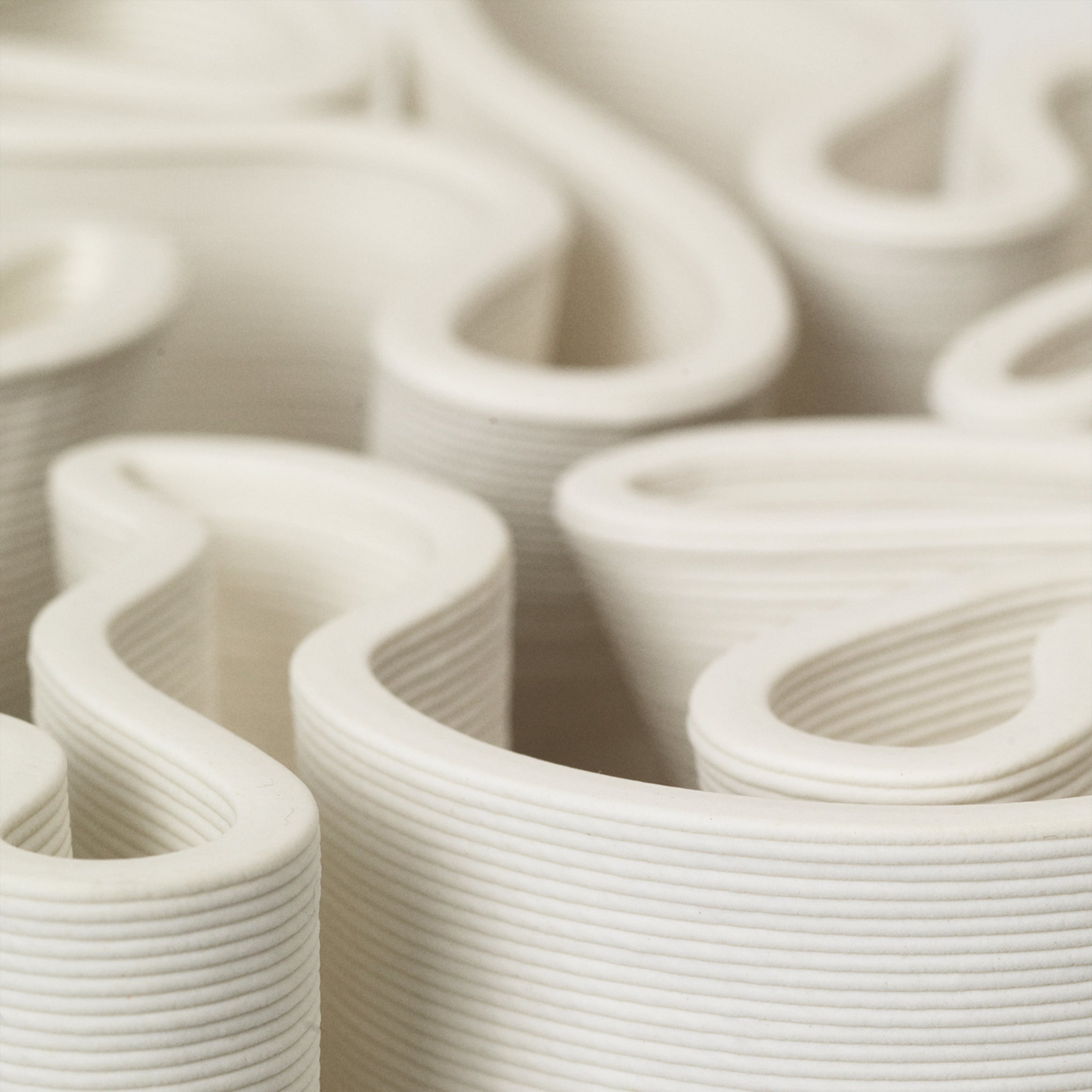 3D-Printed Ceramic Dedali Vase – Handcrafted Labyrinth Design